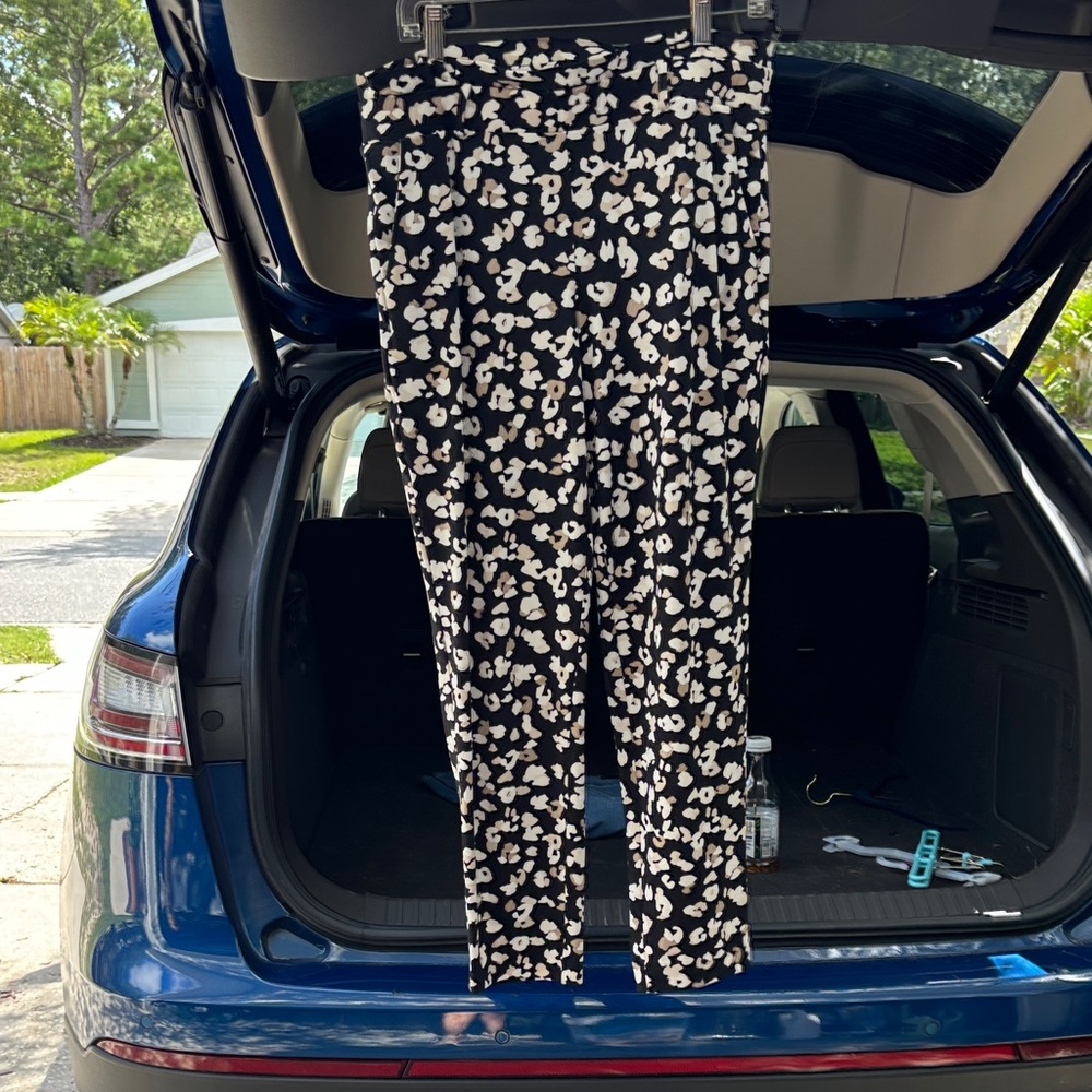 Elegant Black and White Floral Women's Cropped Pants